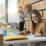 eCommerce - Mitarbeiterin bearbeitet Bestellung